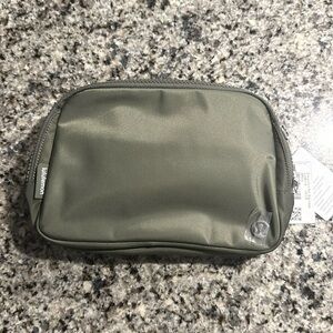 Brand new everywhere belt bag large green